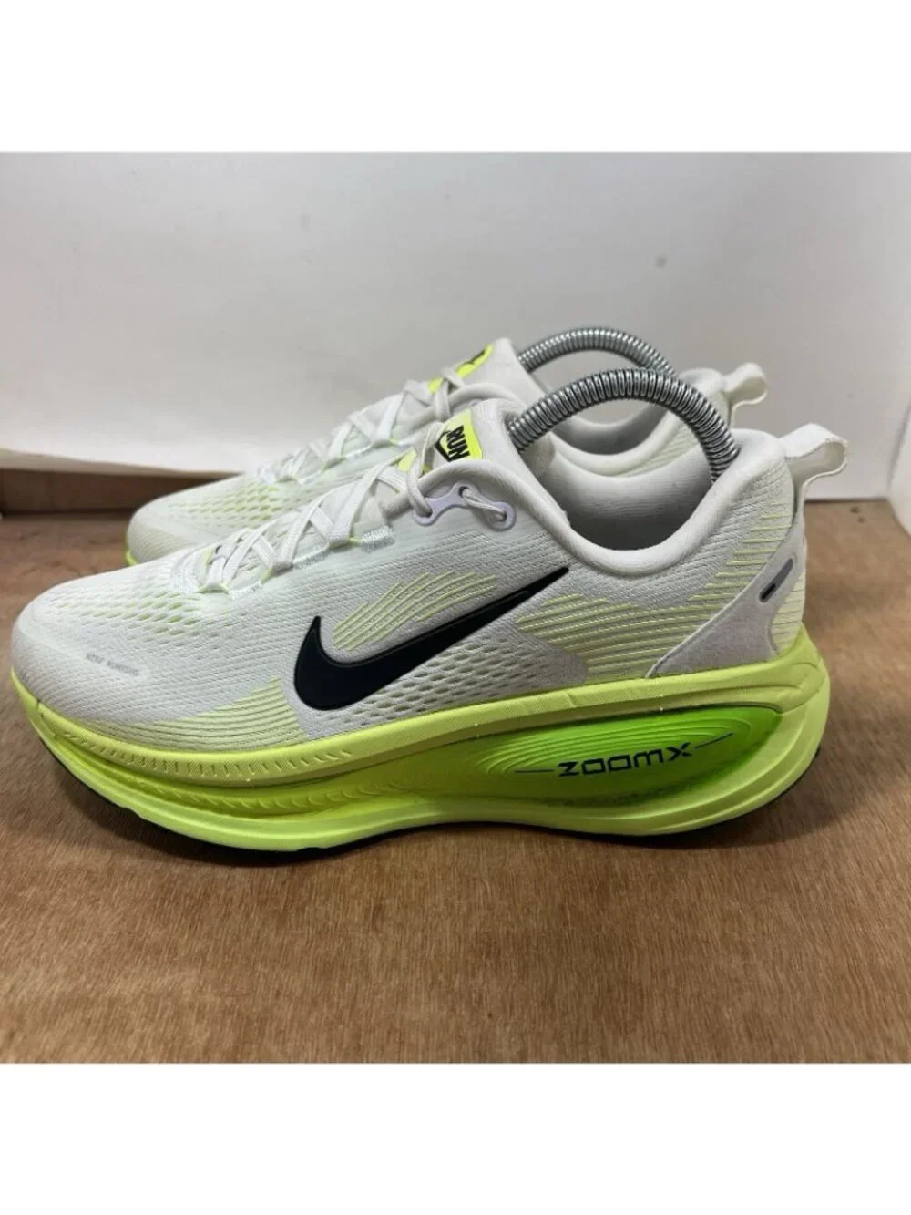 Nike Zoom Vomero 18 Women’s  Size 8 White Black Electric Green HM6804-102